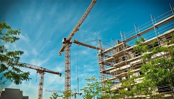 ساختمان در حال ساخت با جرثقیل